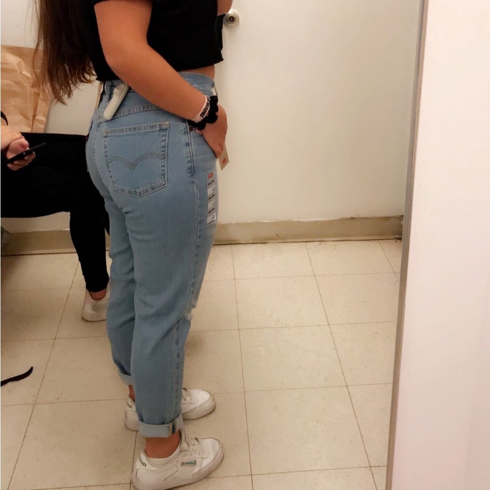 LEVIS MOM JEANS SIZE 27